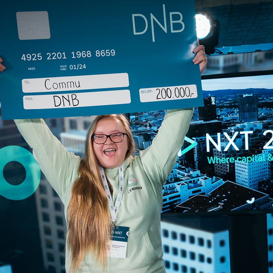 Karoliina Kauhanen og Commu er vinner av DNB NXT og står med sjekken på 200.000 kroner.